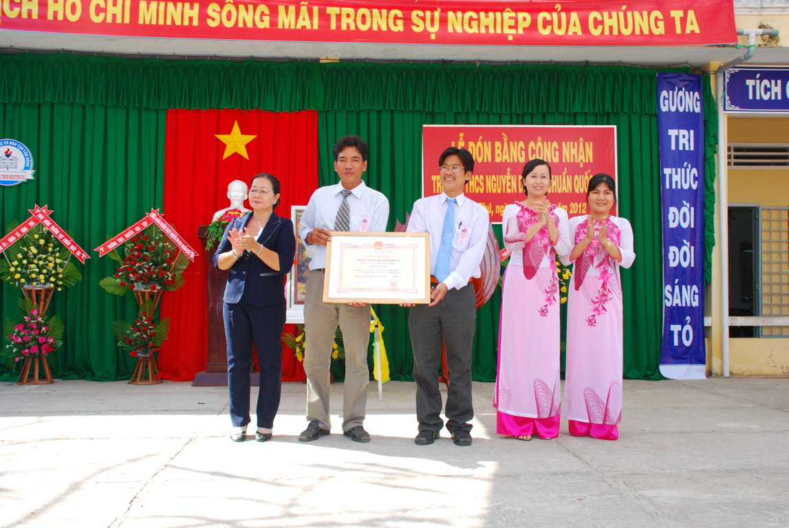 Cô Phan Thị Thu Hà-GĐ Sở GDĐT trao Bằng chuẩn quốc gia